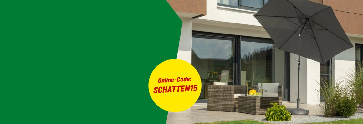 Gartenmöbel unter einem Sonnenschirm mit dem Rabattcode SCHATTEN15.